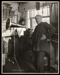 Thomas Edison neben einem Phonographen in seinem Labor, 1920